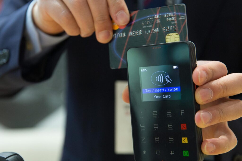 Pos, da oggi multe per chi rifiuta la carta