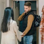Illustrazione di un ragazzo che sta per partire (pexels FOTO) - www.managementcue.it