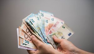 Illustrazione di alcune banconote (Canva) - managementcue.it