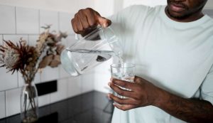 Persona che si versa l'acqua