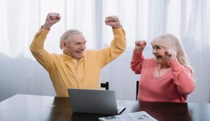 pensionati felici gioiscono