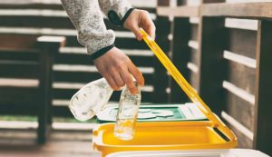 Persona che getta la spazzatura