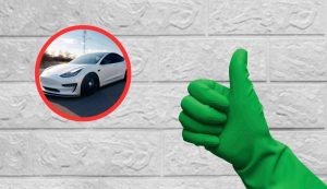 Guanto verde con ok e auto in rosso