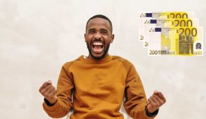 Uomo felice con euro