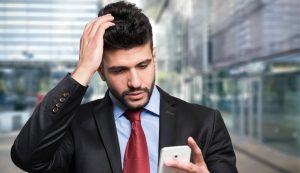 Persona turbata al cellulare