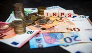 scritta inps su cubetti con soldi
