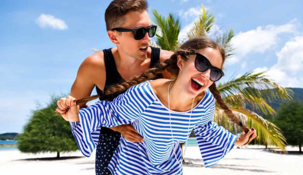 Coppia sorridente in vacanza