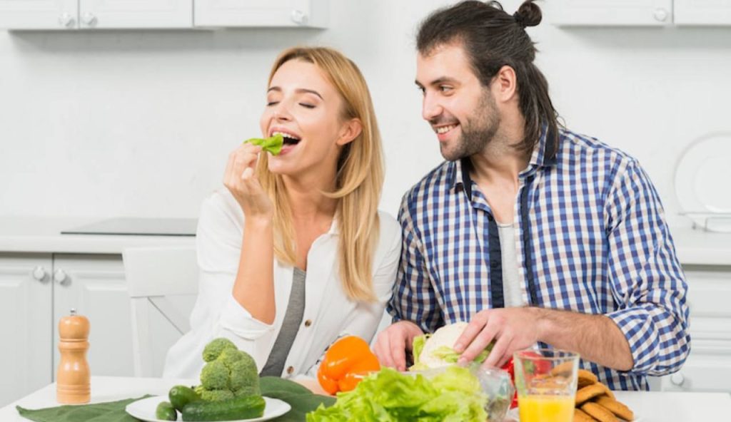 Persone che mangiano verdure