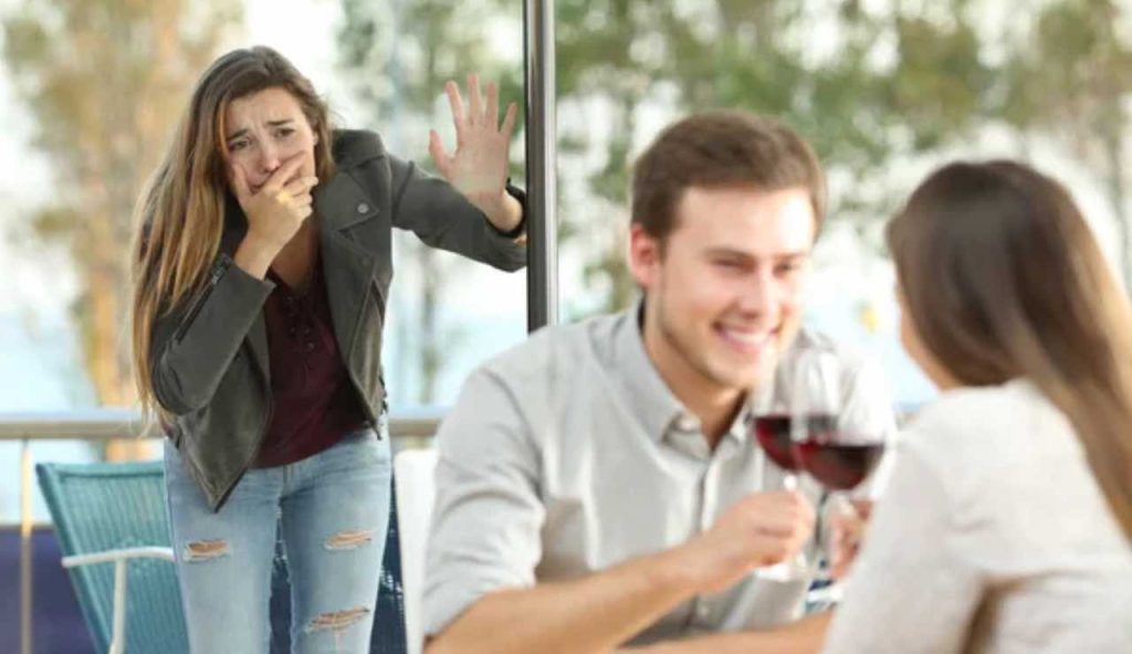 Scopri partner tradisce installata ristoranti fotografano amante