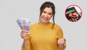 Donna contenta con degli euro in mano