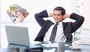 Lavoratore felice con soldi (Depositphotos foto) - www.managementcue.it