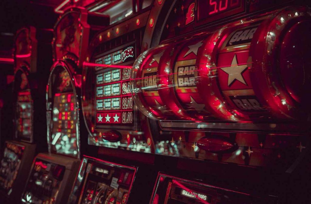 Le curiosità storiche delle slot machine dai saloon del Far West fino alla digitalizzazione dei casinò online