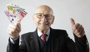 Anziano felice (Pexels foto) - www.managementcue.it