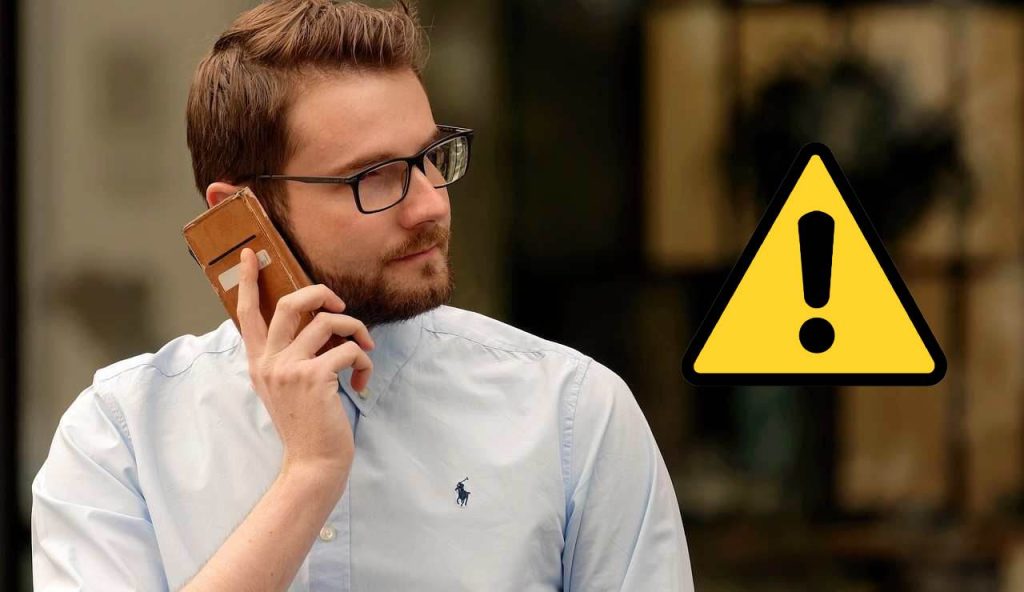 Uomo al telefono e pericoli (Pixabay foto) - www.managementcue.it