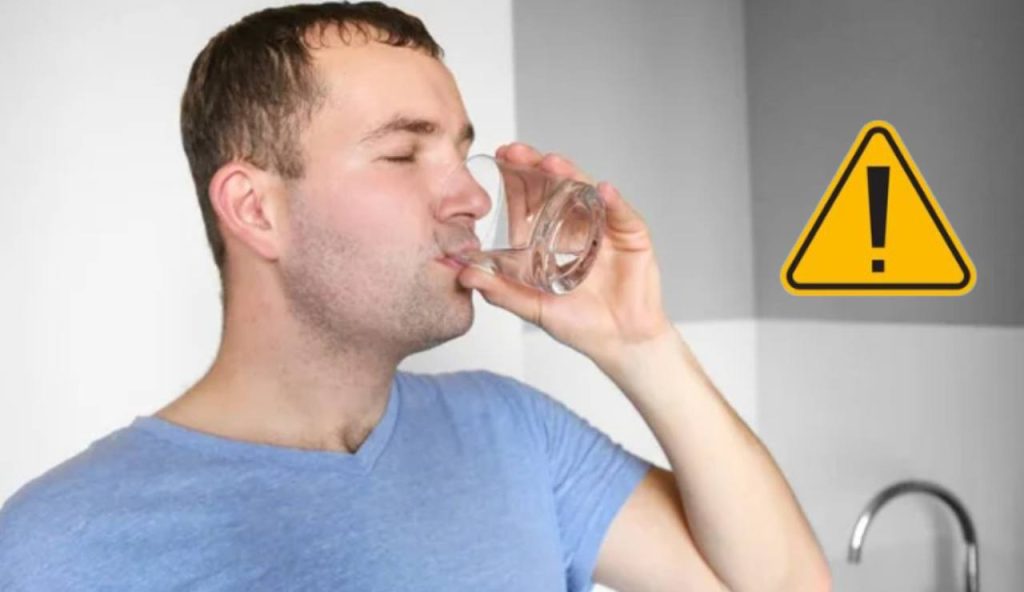 Uomo beve acqua (Depositphotos foto) - www.managementcue.it