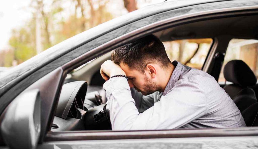 Uomo disperato in auto