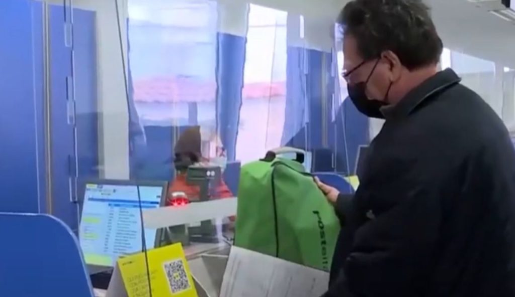 Uomo allo sportello