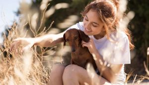 Donna che abbraccia un cane