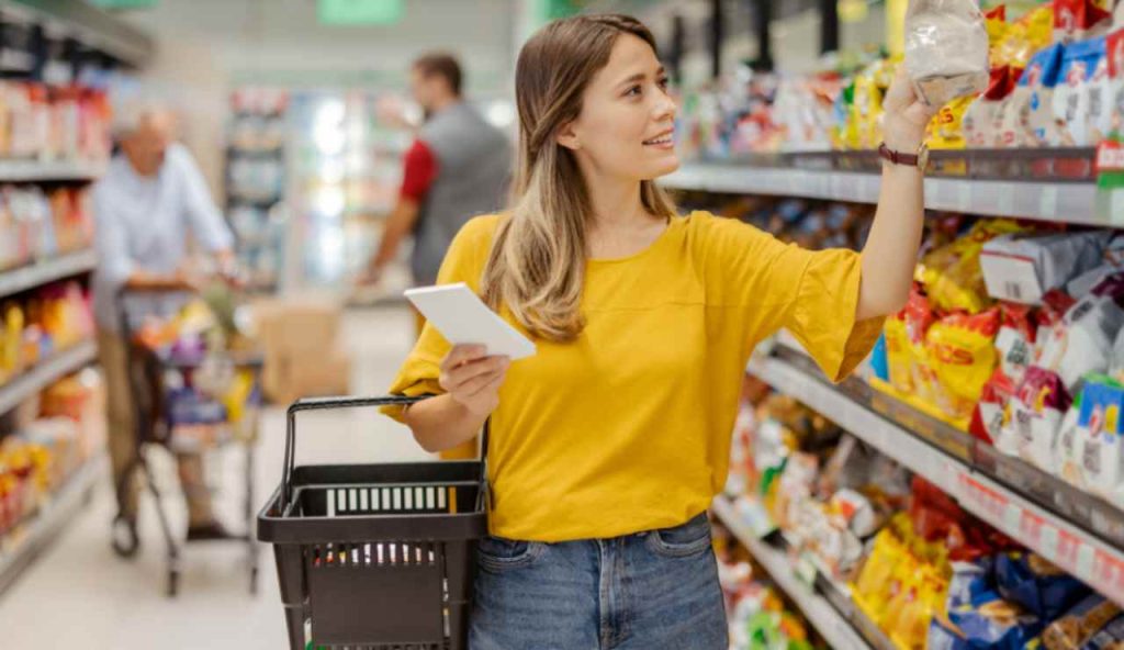 Illustrazione di una ragazza al supermercato (Canva FOTO) - managementcue.it