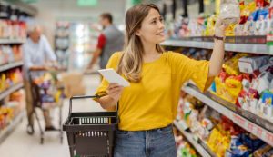 Illustrazione di una ragazza al supermercato (Canva FOTO) - managementcue.it