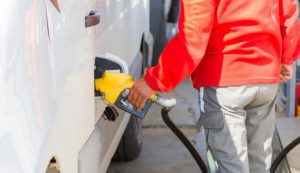 Persona che fa benzina