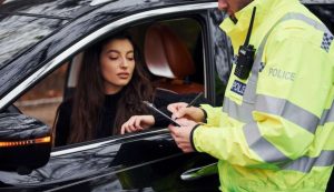 Donna che viene fermata da un vigile