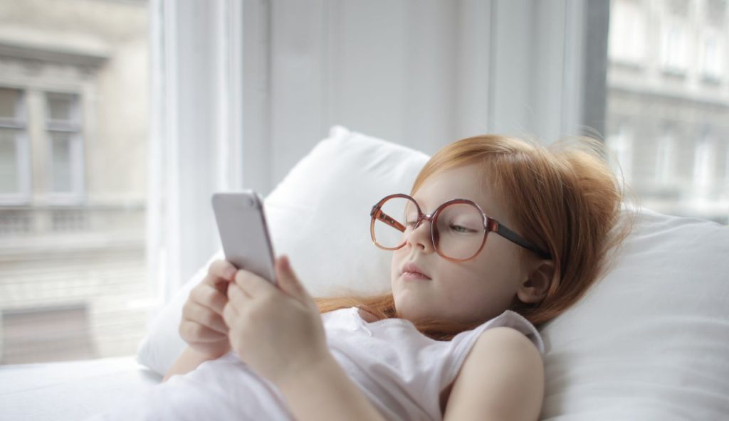 bambino con smartphone