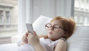 bambino con smartphone