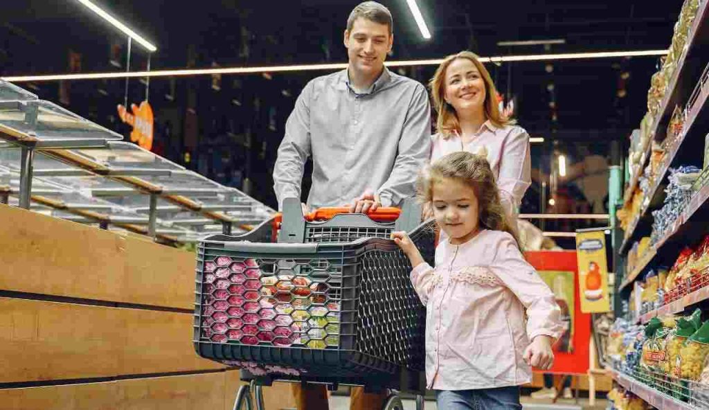 Famiglia che fa spesa