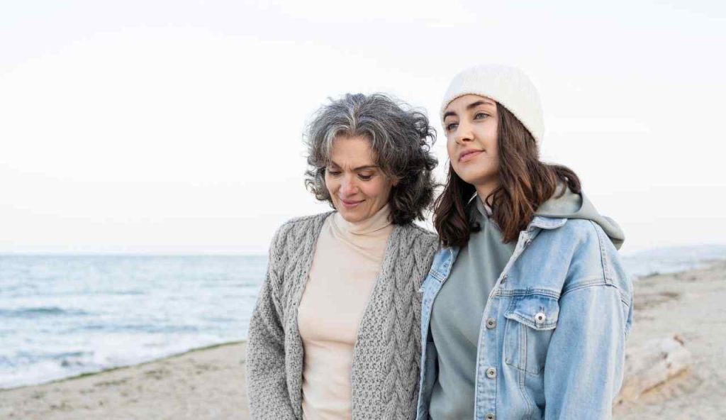 Figlia adulta con mamma anziana