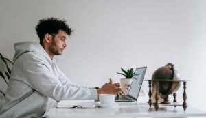 Uomo al PC
