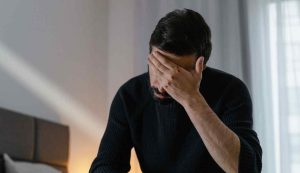 Uomo depresso sul letto