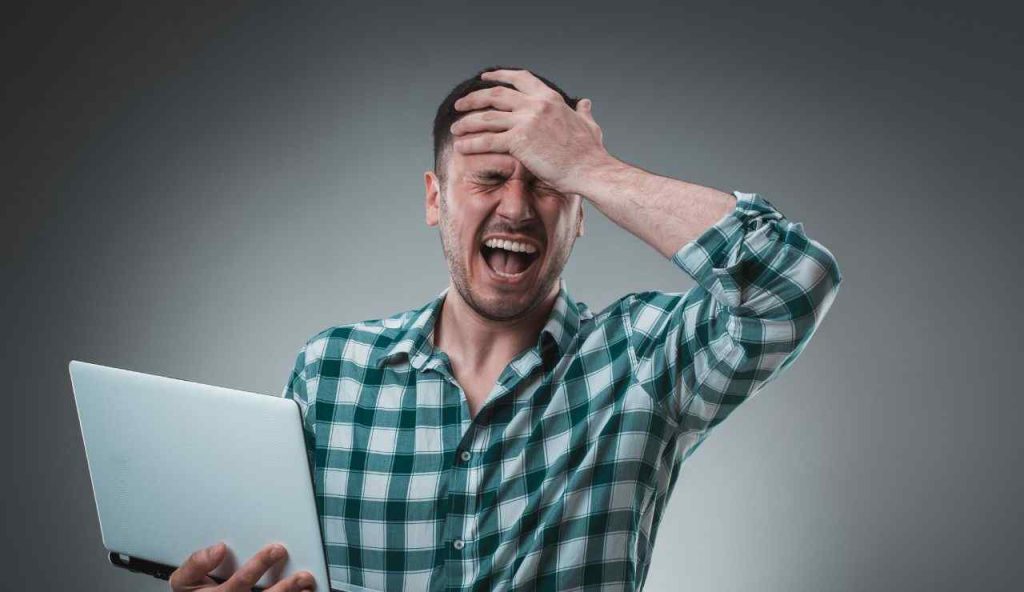 Uomo disperato al PC