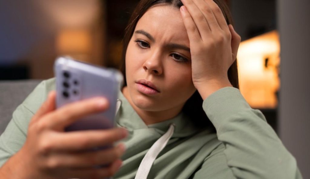 Donna triste al cellulare