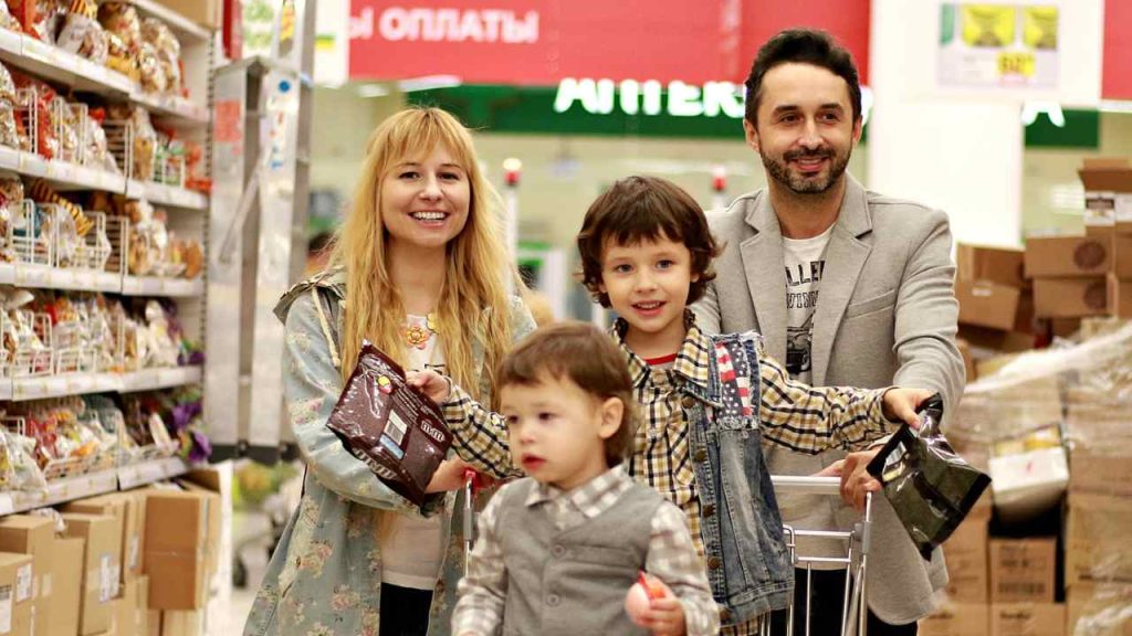 Famiglia che fa spesa