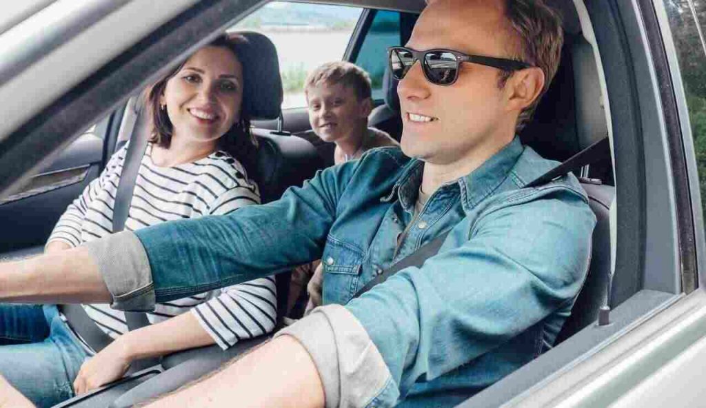 Uomo al volante con la famiglia