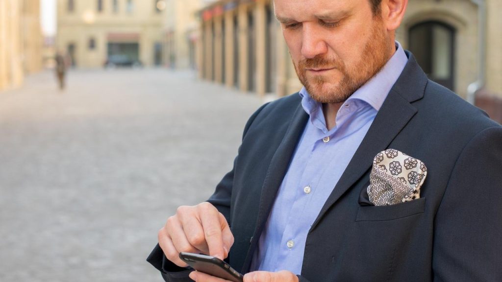 Uomo smartphone