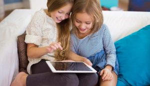 Bambini che giocano con tablet