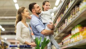 Famiglia fa la spesa (Depositphotos foto) - www.managementcue.it