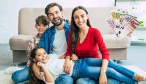 Famiglia felice e soldi (Depositphotos foto) - www.managementcue.it