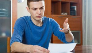 Giovane uomo con multa