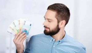 Uomo con soldi (Depositphotos foto) - www.managementcue.it