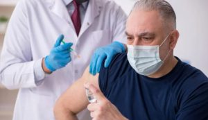 Uomo si vaccina (Depositphotos foto) - www.managementcue.it