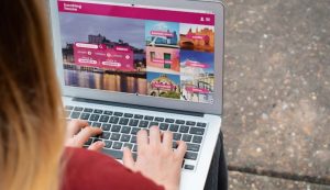 Persona che cerca viaggi online