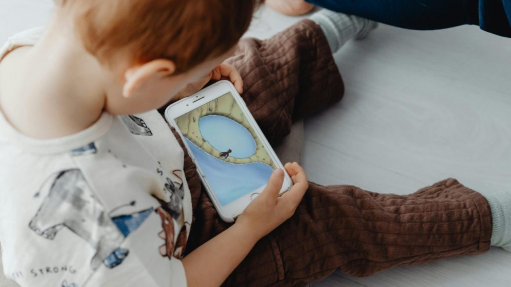 Bambino con lo smartphone