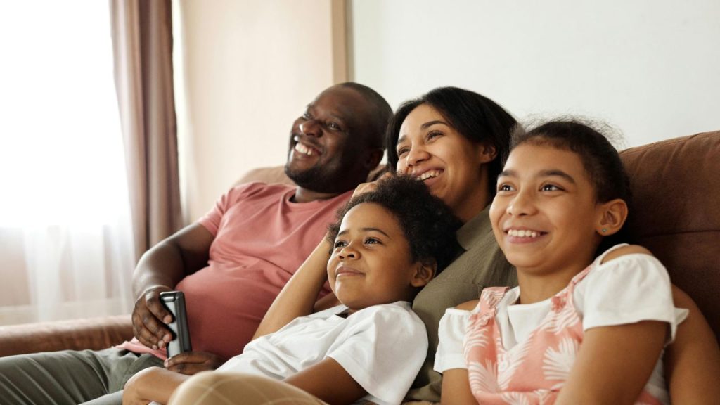 Famiglia sul divano
