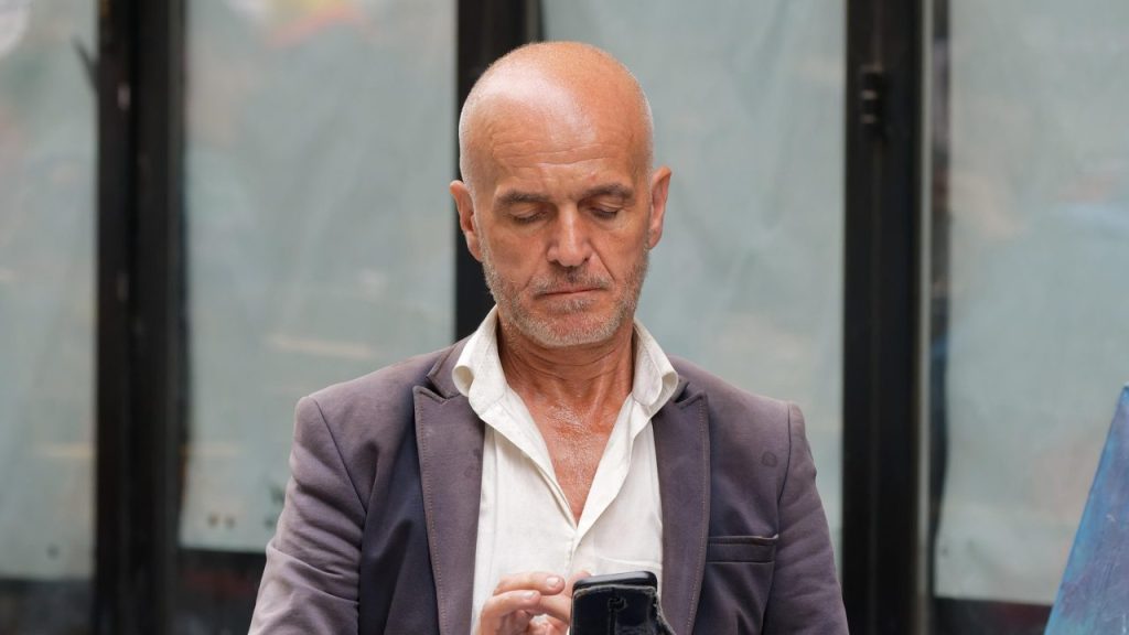 Uomo con testa su smartphone