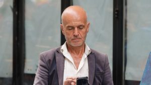 Uomo con testa su smartphone