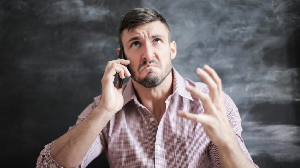 Uomo disperato con smartphone