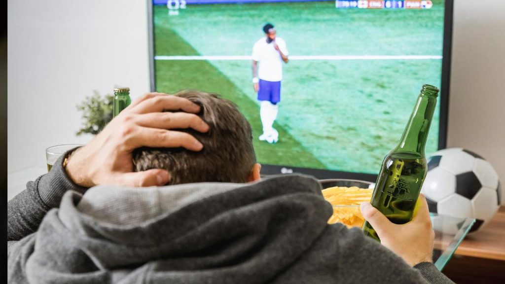 Uomo guarda la TV